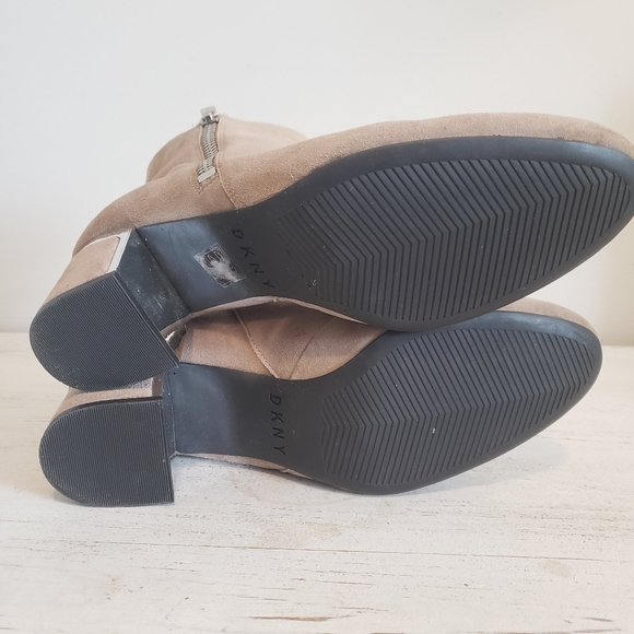 DKNY Womens Beige Crosbi Suede Round Toe Block Heel Booties 9.5M - Picture 11 of 11